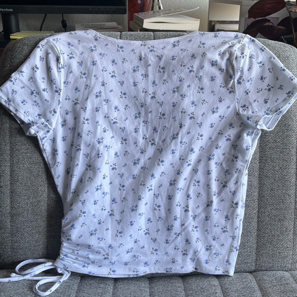 Hollister Women's White and Blue Floral Wrap Tee - Picture 5 of 5